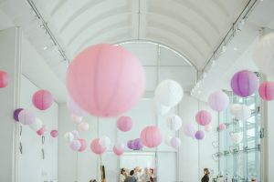 Décoration d'une salle de mariage en rose