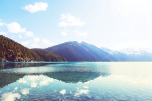 vue du lac du bourget entouré de montagne