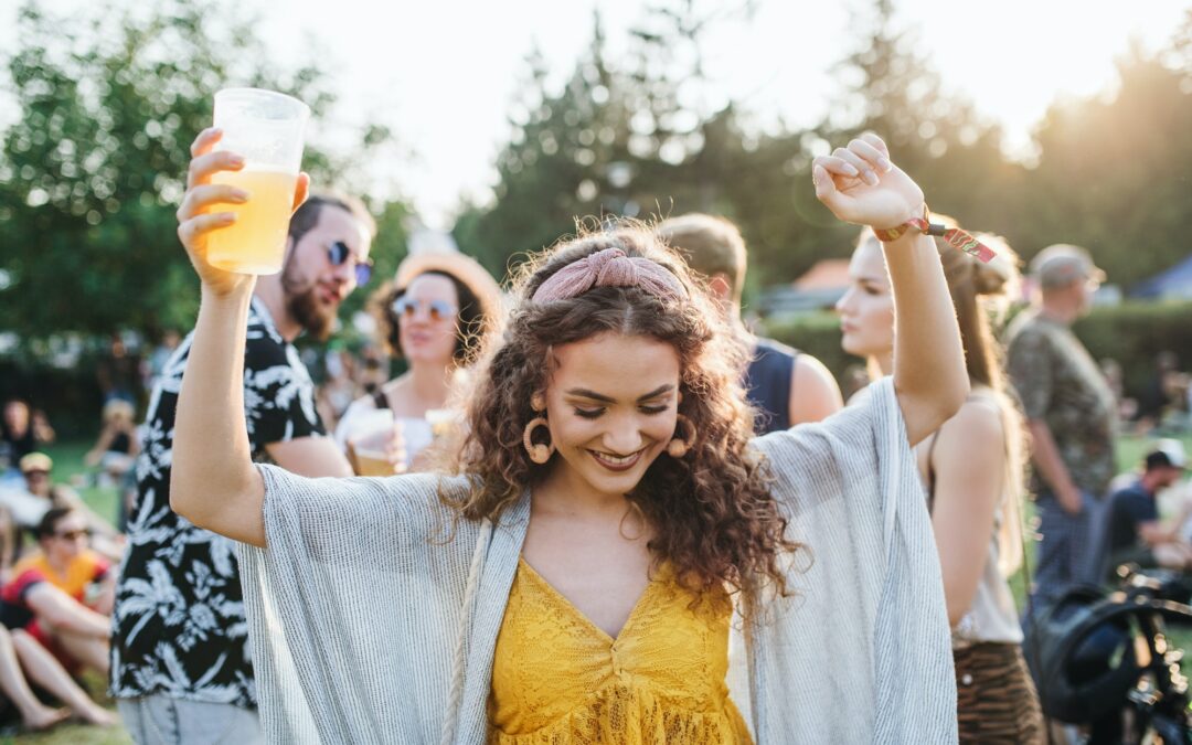 Les festivals de contes et de légendes : remonter aux sources des récits qui nourrissent l’imaginaire collectif.