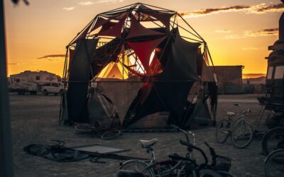 Le phénomène « Burning Man » : découverte de ce festival alternatif emblématique de l’art et de la culture underground.