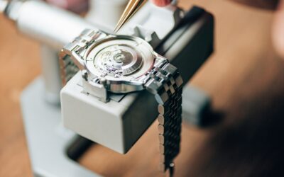 Les étapes de fabrication d’une montre de luxe artisanale.