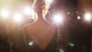 célébrité sur un tapis rouge