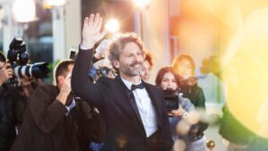 célébrité sur un tapis rouge
