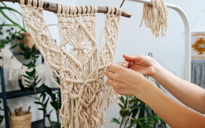 Créer des décorations murales en macramé avec des matériaux recyclés