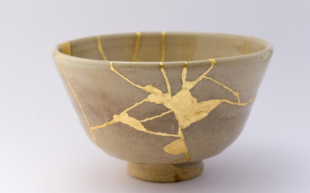 Personnaliser sa vaisselle avec la technique du kintsugi : l’art de sublimer les imperfections
